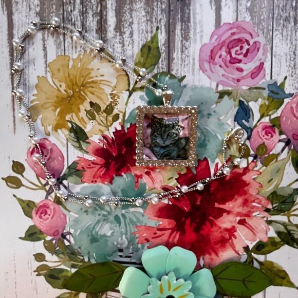 NWT Violet Cottage Artwork Necklace Cat With Floral Crown Silver Tone Faux Pearl - Picture 5 of 6